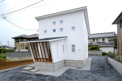 他の地域にあるおしゃれな家の外観 (漆喰サイディング) の写真