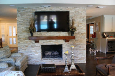 Example of a cottage chic home design design in Charleston