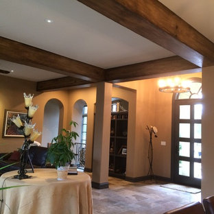 リトルロックの広いラスティックスタイルのLDKの画像 (ベージュの壁、スレートの床、標準型暖炉、タイルの暖炉まわり)