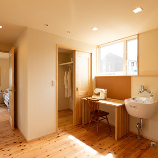 他の地域のカントリー風おしゃれな家事室 (白い壁、淡色無垢フローリング、茶色い床) の写真