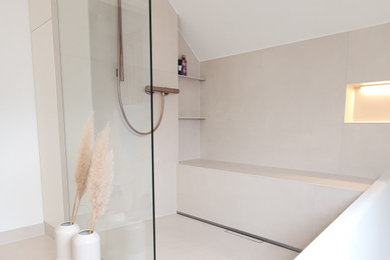 Mittelgroßes Skandinavisches Badezimmer mit weißen Schränken, Eckbadewanne, bodengleicher Dusche, beigen Fliesen, Keramikfliesen, beiger Wandfarbe, Keramikboden, Aufsatzwaschbecken, beigem Boden, offener Dusche, weißer Waschtischplatte, Duschbank und Doppelwaschbecken in Hannover