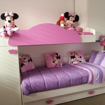 Cameretta bambini a soppalco bianca e rosa