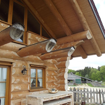 Ökologisches Bauen- Baumstammhaus mit Hofladen
