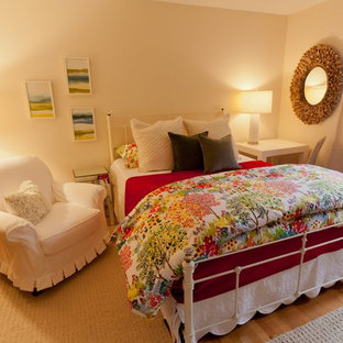 Exemple d'une chambre parentale éclectique avec un mur beige, un sol en bois brun et un sol jaune.