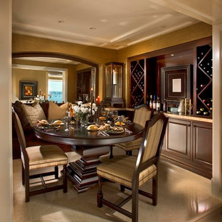 オレンジカウンティの中サイズのコンテンポラリースタイルのLDKの画像 (黄色い壁、暖炉なし)