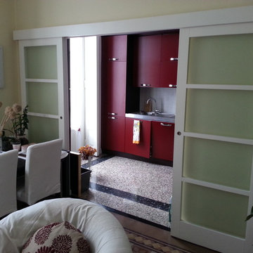 Grande porta scorrevole tra salotto e cucina