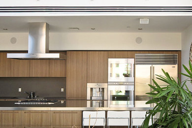 Example of a minimalist kitchen design in New York