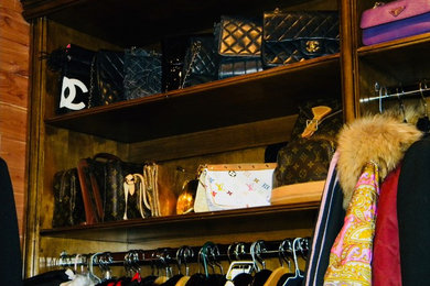 Example of a classic closet design in Los Angeles