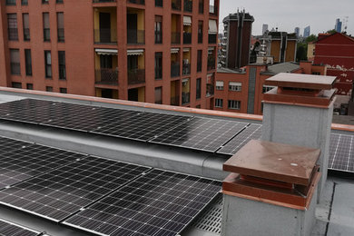 Sette impianti fotovoltaici su un tetto di Milano