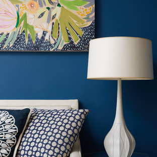 Kleines, Repräsentatives, Abgetrenntes Mediterranes Wohnzimmer ohne Kamin mit blauer Wandfarbe in Charleston