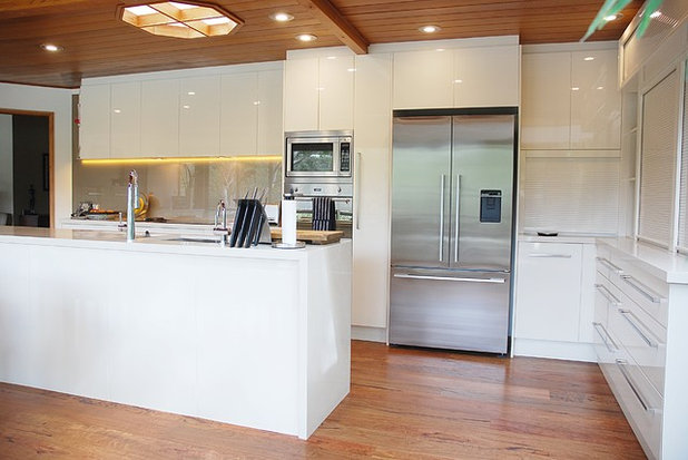 Contemporary Kitchen by The Renovation Broker