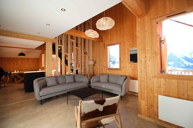 Foto de salón blanco y madera rural de tamaño medio sin chimenea con paredes blancas, suelo de linóleo, televisor colgado en la pared, suelo gris y machihembrado