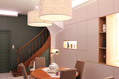 Idée de décoration pour une salle à manger ouverte sur le salon minimaliste de taille moyenne avec un mur beige et un sol blanc.