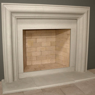 Immagine di un piccolo soggiorno chic aperto con pareti viola, pavimento in cemento, camino classico e cornice del camino in pietra