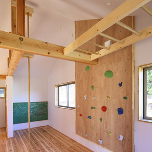 他の地域のカントリー風おしゃれな子供部屋 (白い壁、無垢フローリング、茶色い床) の写真