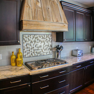Идея дизайна: п-образная кухня среднего размера в стиле современная классика с кладовкой, фасадами в стиле шейкер, темными деревянными фасадами, столешницей из гранита, серым фартуком, фартуком из керамической плитки, техникой из нержавеющей стали, темным паркетным полом, островом и красным полом