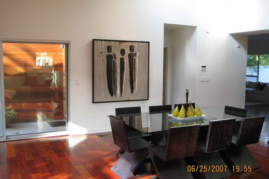 Example of a minimalist dining room design in Los Angeles