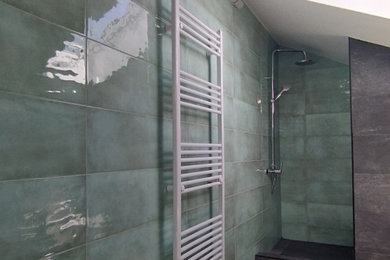 Immagine di un'in mansarda stanza da bagno con doccia eclettica di medie dimensioni con ante in legno bruno, doccia aperta, WC a due pezzi, piastrelle verdi, piastrelle in gres porcellanato, pavimento in gres porcellanato, lavabo a bacinella, top in granito, pavimento beige, doccia aperta, top nero e un lavabo