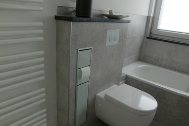 WC-Vorwandinstallation mit integriertem Toilettenpapier- und bürstenhalter
