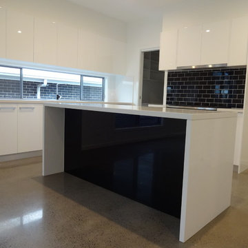 White polyurethane kitchen with a splash of Black