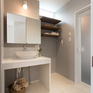 名古屋のトランジショナルスタイルのおしゃれなランドリールーム (グレーの壁、白い床) の写真