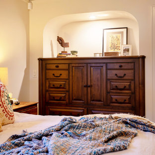 Idéer för att renovera ett mellanstort vintage huvudsovrum, med beige väggar och en hängande öppen spis