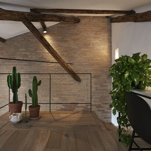 Foto de estudio ladrillo, actual, ladrillo, con suelo de madera clara y ladrillo