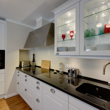 Deckenhohe Raumnutzung mit modernster Technik - Küche im modernen Landhausstil