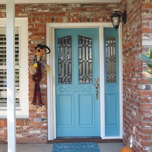 Idéer för att renovera en eklektisk ingång och ytterdörr, med en enkeldörr och en blå dörr