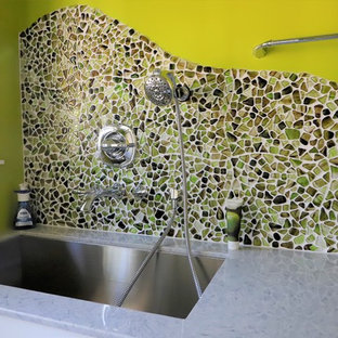 ウィルミントンの大きいコンテンポラリースタイルのおしゃれな家事室 (スロップシンク、フラットパネル扉のキャビネット、白いキャビネット、ライムストーンカウンター、緑の壁、クッションフロア、左右配置の洗濯機・乾燥機、マルチカラーの床、マルチカラーのキッチンカウンター) の写真