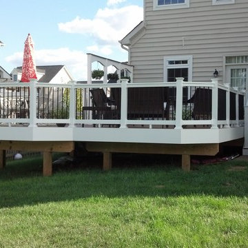 Open Deck_White Vinyl Rail System_Black Aluminum Balusters_Composite Decking_Whi