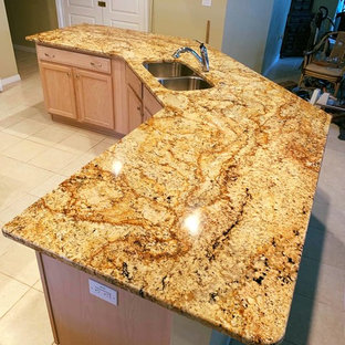 Idée de décoration pour une grande arrière-cuisine minimaliste en L avec un évier 2 bacs, un plan de travail en granite et un îlot central.