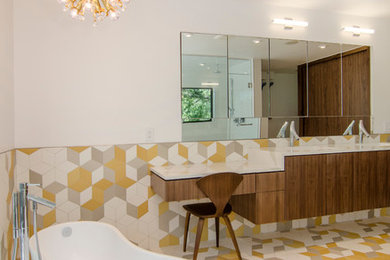 ダラスにある広いミッドセンチュリースタイルのおしゃれな浴室の写真