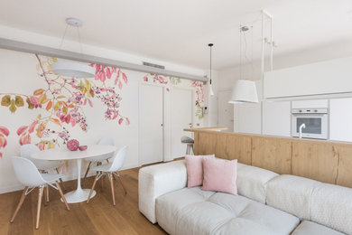 Mittelgroßes, Offenes Modernes Wohnzimmer mit weißer Wandfarbe, hellem Holzboden, TV-Wand, braunem Boden und Tapetenwänden in Rom