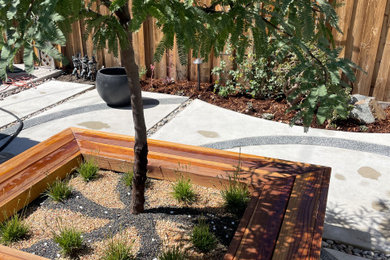 Patio - eclectic courtyard concrete patio idea in Los Angeles