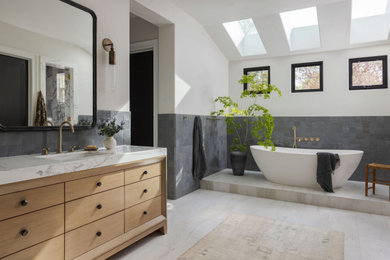 Foto de cuarto de baño clásico renovado con encimera de mármol