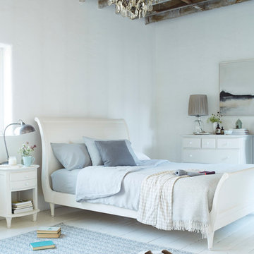 Lauren bed in vintage white