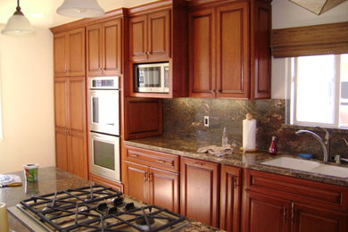 Example of a classic kitchen design in Los Angeles