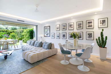 Cette photo montre un salon beige et blanc tendance de taille moyenne et ouvert avec un mur blanc, parquet clair et un plafond décaissé.