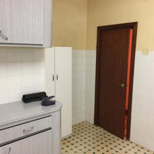 Una reforma en gris y negro revive una cocina fea y anticuada