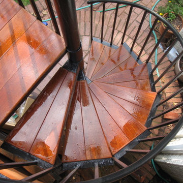 Elevated curved Ipe deck in Herndon, VA, with spiral staircase.