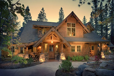 Example of a classic exterior home design in Sacramento