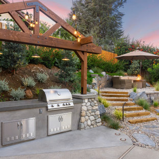 Mittelgroßer Rustikaler Patio mit Outdoor-Küche und Granitsplitt in Los Angeles