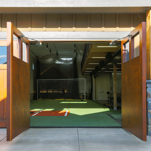 シアトルの大きいラスティックスタイルのおしゃれな多目的ジム (グレーの壁) の写真