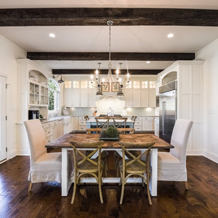 ルイビルのトラディショナルスタイルのLDKの画像 (白い壁、濃色無垢フローリング、茶色い床)