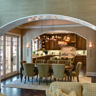 На фото: с высоким бюджетом гостиные-столовые среднего размера в классическом стиле с зелеными стенами, темным паркетным полом и коричневым полом без камина