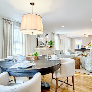 プロビデンスの巨大なトランジショナルスタイルのLDKの画像 (グレーの壁、淡色無垢フローリング、標準型暖炉、レンガの暖炉まわり、ベージュの床)