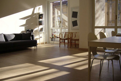 Idee per un grande soggiorno contemporaneo aperto con pareti bianche, parquet chiaro e pavimento beige