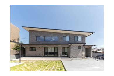 Foto de fachada de casa gris y gris minimalista grande de dos plantas con revestimientos combinados, tejado de un solo tendido y tejado de metal