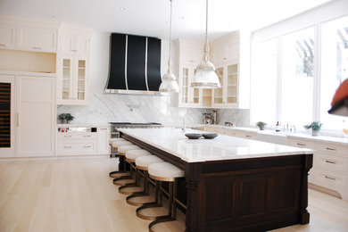 Example of a kitchen design in Los Angeles